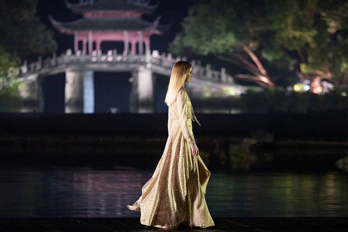 【是枝裕和監督が写した安藤サクラ、出口夏希】シャネル2024/25年メティエダールコレクションは中国・西湖が着想源。