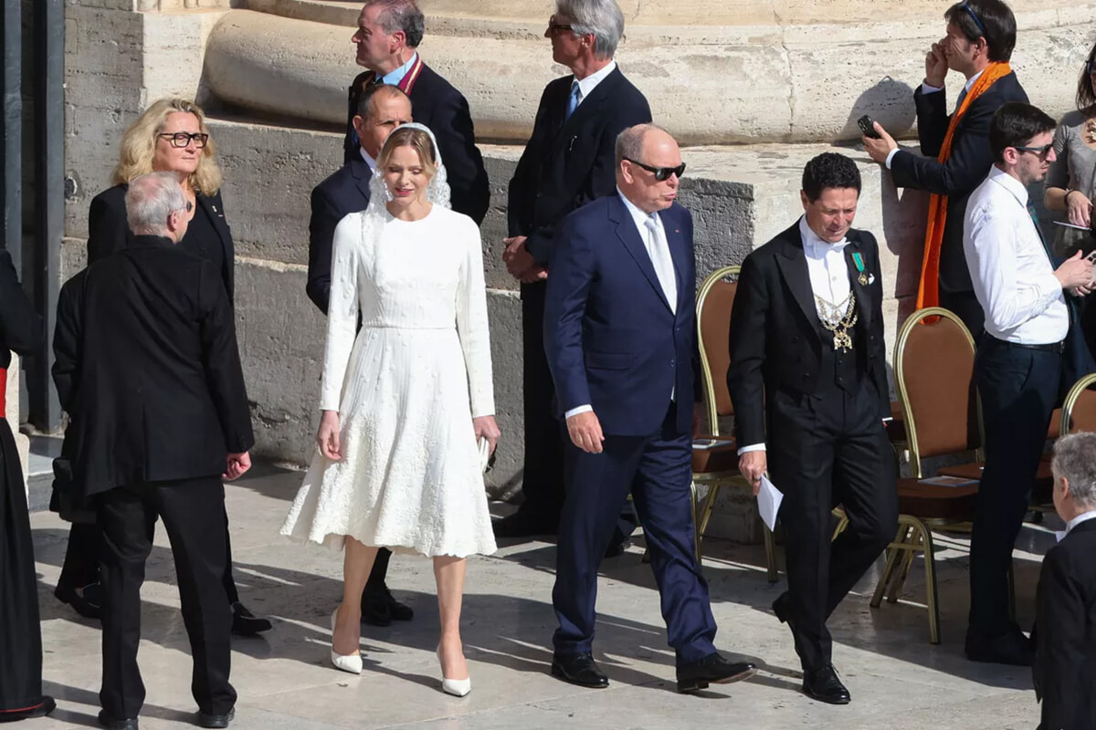 モナコのシャルレーヌ公妃、スペインのレティシア王妃......なぜ彼女たちだけは教皇のミサで白い服を着ていた？