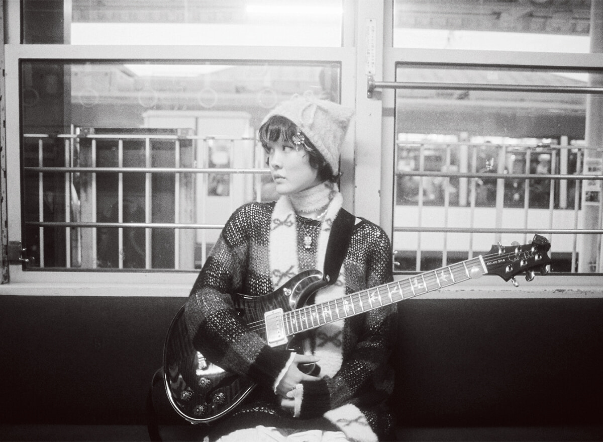 フジロック出演も決定！日本語と英語の感性が混ざるミュージシャン、メイ・シモネスとは？