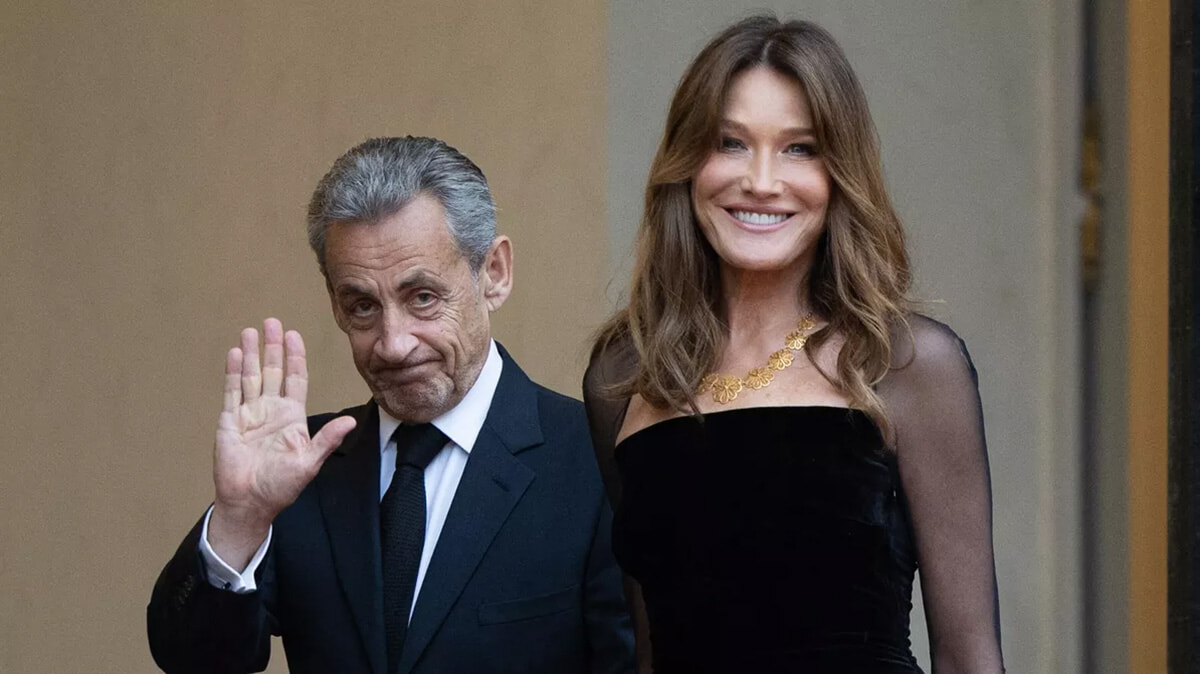 カーラ・ブルーニ、フランス大統領の晩餐会でのブラックドレスが美しすぎると話題に。