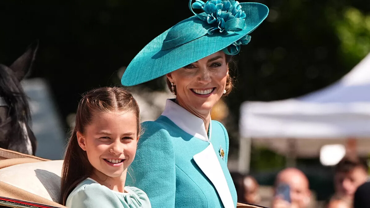 ダイアナ妃へのオマージュ？ キャサリン皇太子妃とシャーロット王女、公式行事で揃いのドレスで登場し話題に。