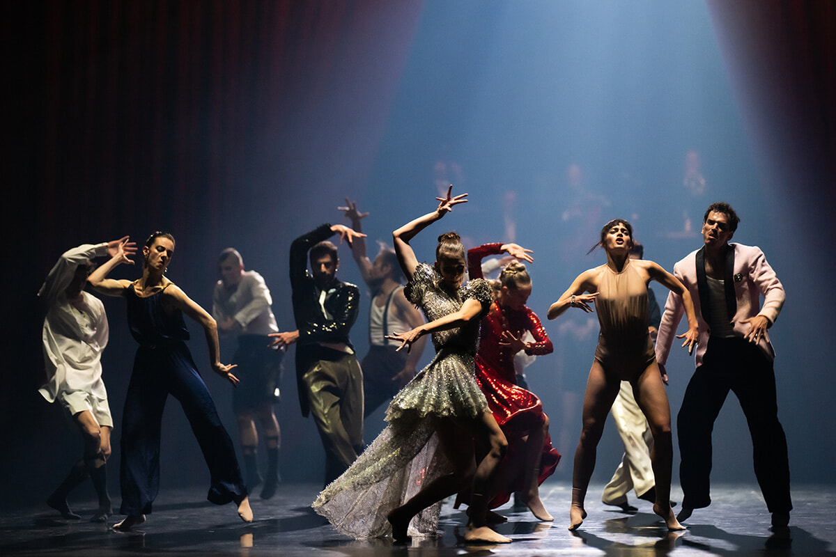 衣装はシャネル！ ホフェッシュ・シェクターの『レッドカーペット』、ガルニエ宮とアメリカで。