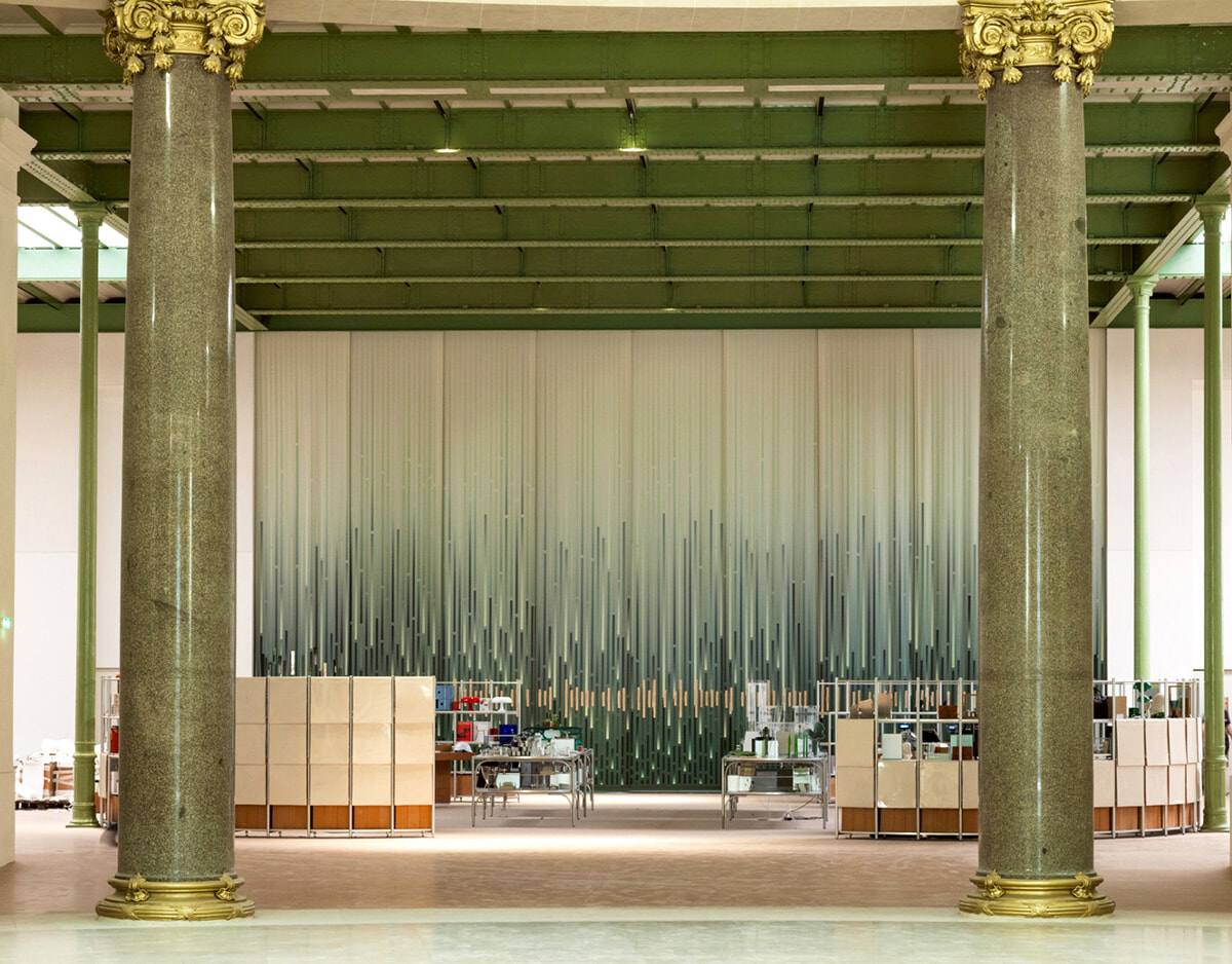 大修復を終えたグラン・パレ、15メートルのカーテンに le19Mの卓越の職人技による光の雨が輝く。