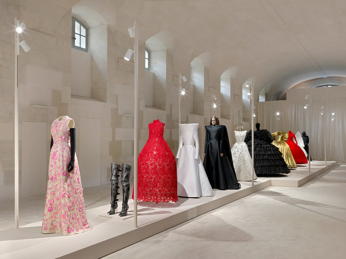 『バレンシアガ・バイ・デムナ』展、本人がキュレートした10年の軌跡。