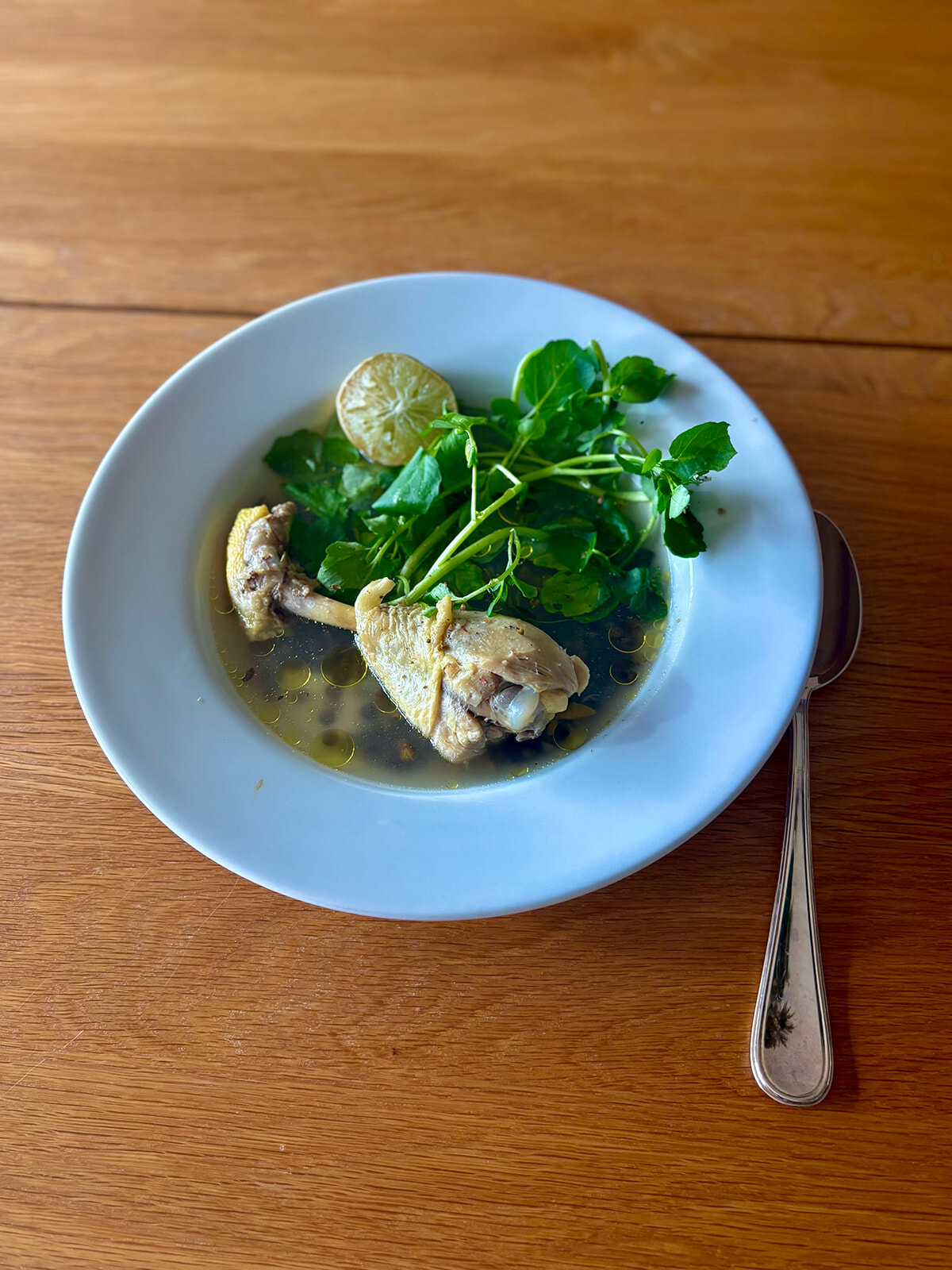 ライムでさっぱり、骨付き鶏とクレソンのスープ。