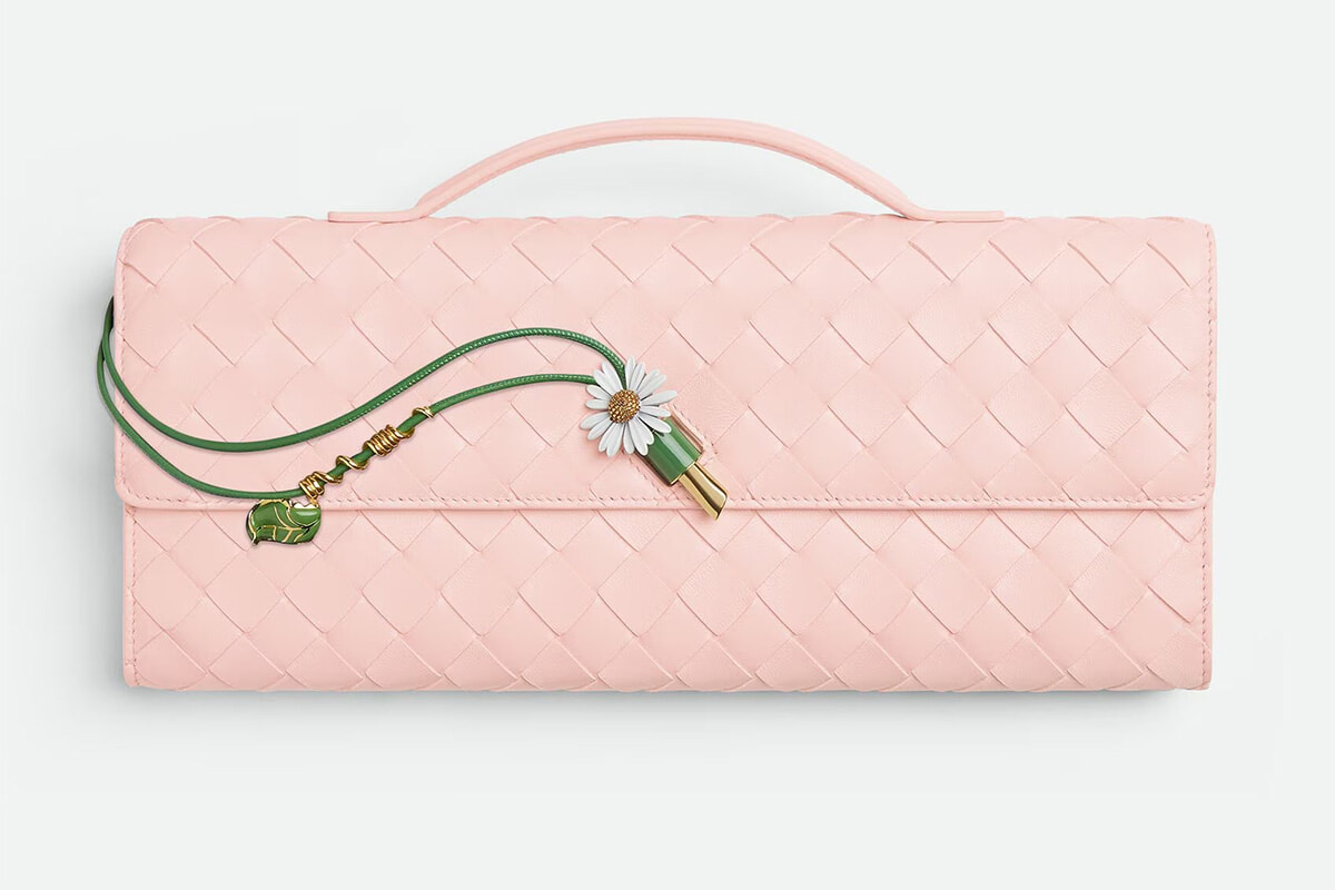 【美品】BOTTEGA VENETA ピンク ステッチ入りクラッチバッグ ボッテガ・ヴェネタから、可憐なフラワーモチーフが咲く新作バッグが