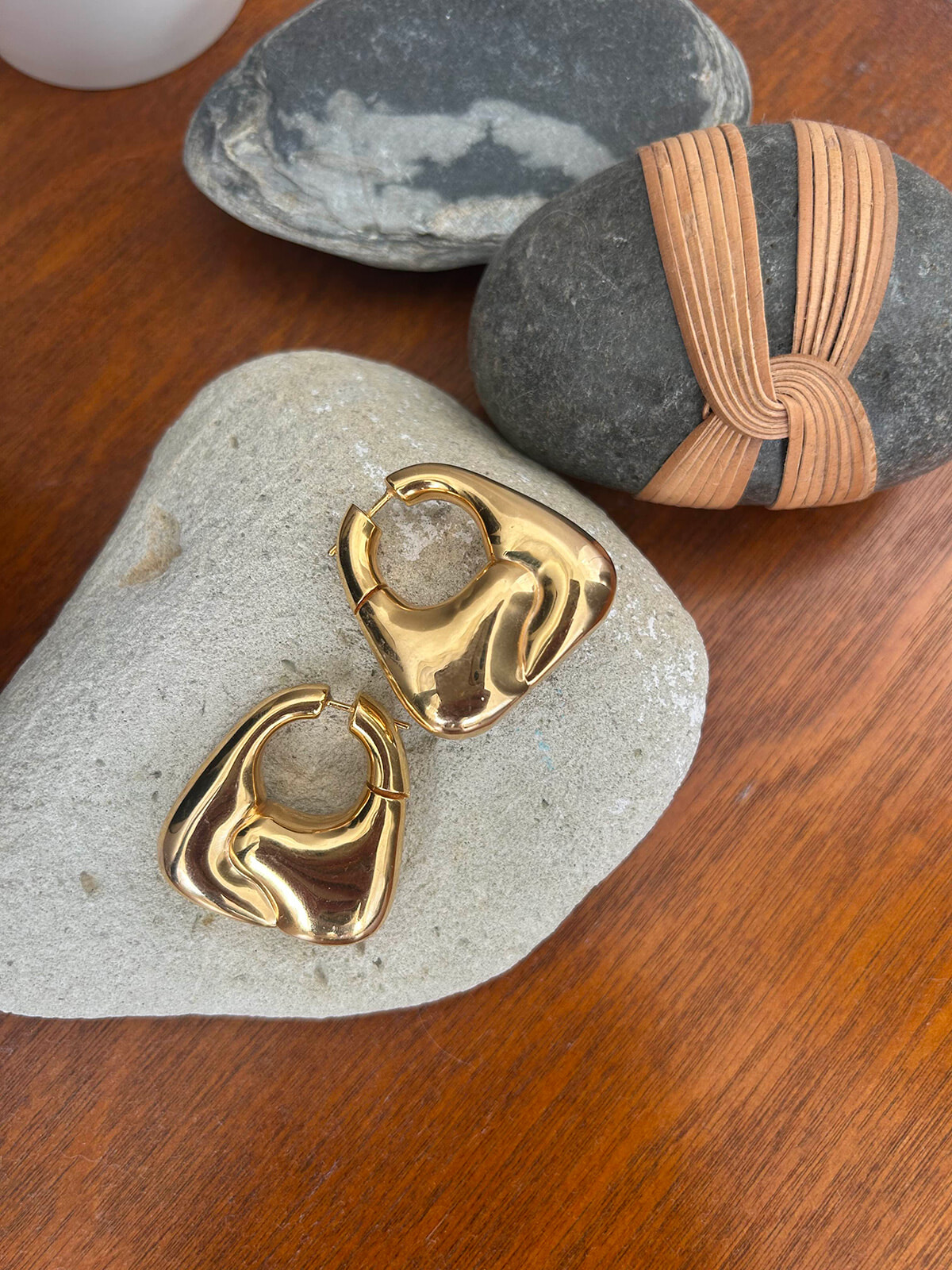 スタイリスト濱本愛弓が海辺のヴァカンスで楽しみたい3つのジュエリー。【夏の旅先ジュエリー】