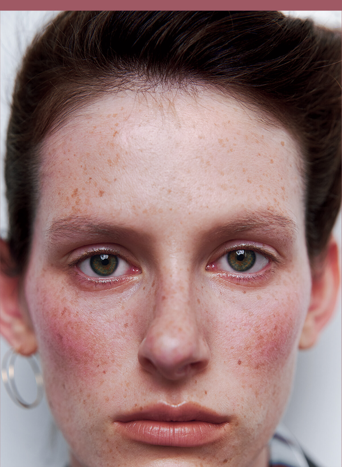 ポップな秋チークで、レザージャケットを程よく着崩す。