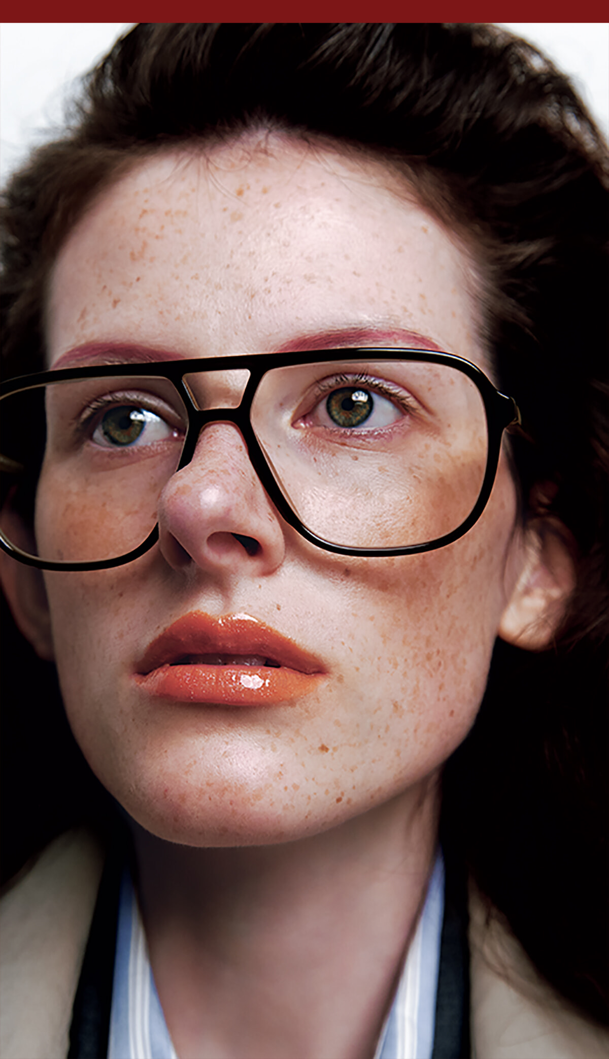 メガネ＆トレンチと、秋のジューシーリップのバランス感。