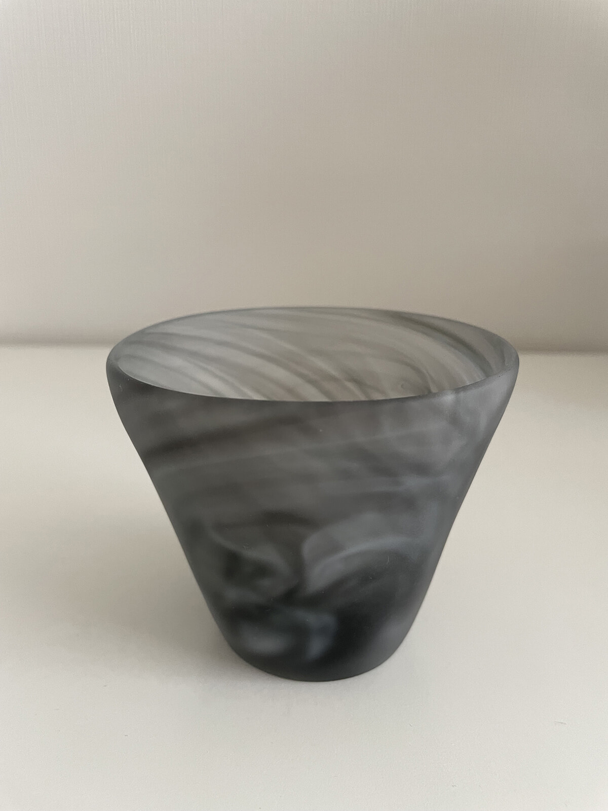 凛とした、モダンなガラスカップに釘付け。