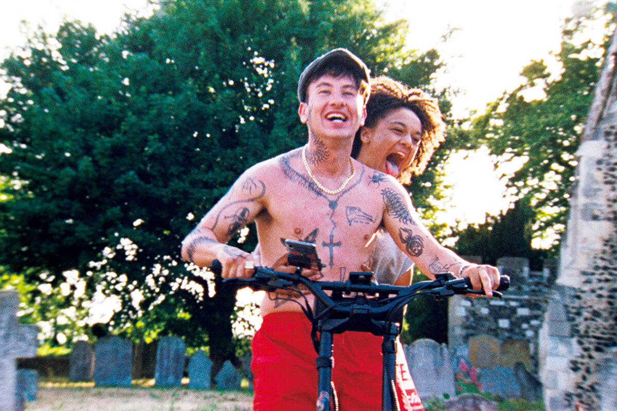 演技派のカラスにも注目！ 予測不能でパワフルな青春映画『バード ここから羽ばたく』