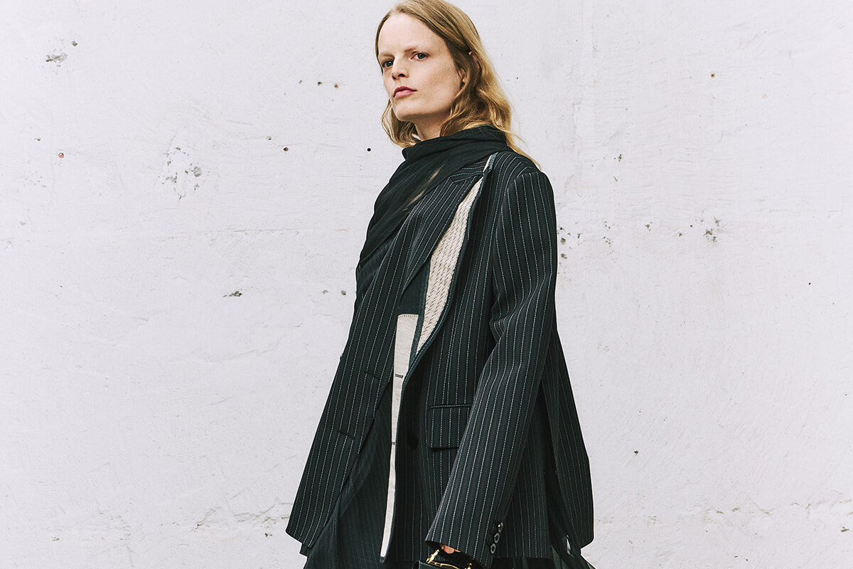 サカイ 2025年秋冬コレクションより、マン・レイ作品をモチーフにしたアイテムが発売開始。