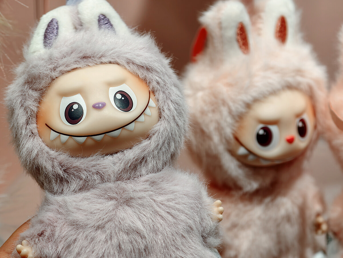 セレブに「ラブブ」が大人気！ 中国発祥のキャラクラー、その大流行の理由は？