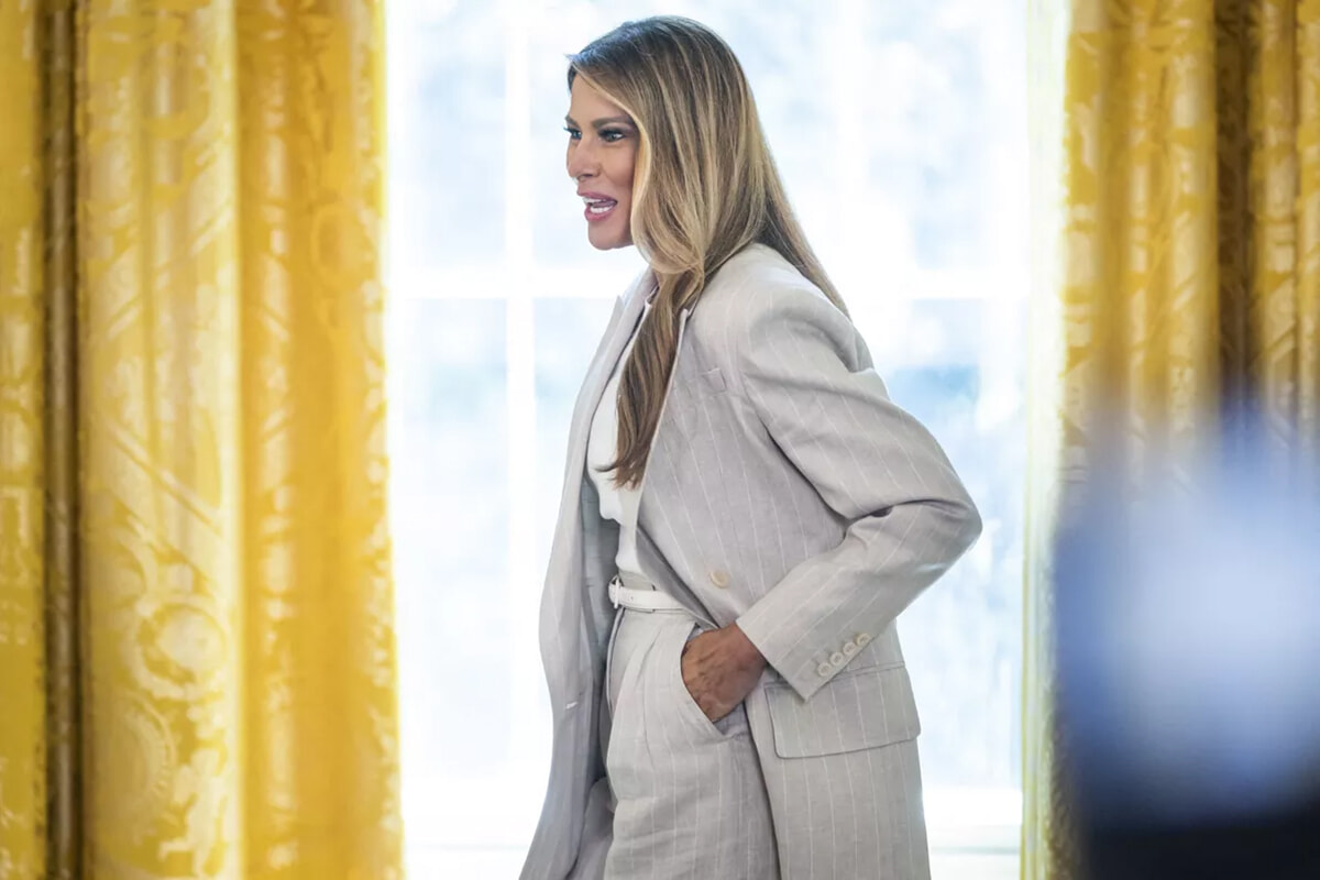 メラニア夫人、エレガントなストライプのビジネススーツでホワイトハウスに帰還。
