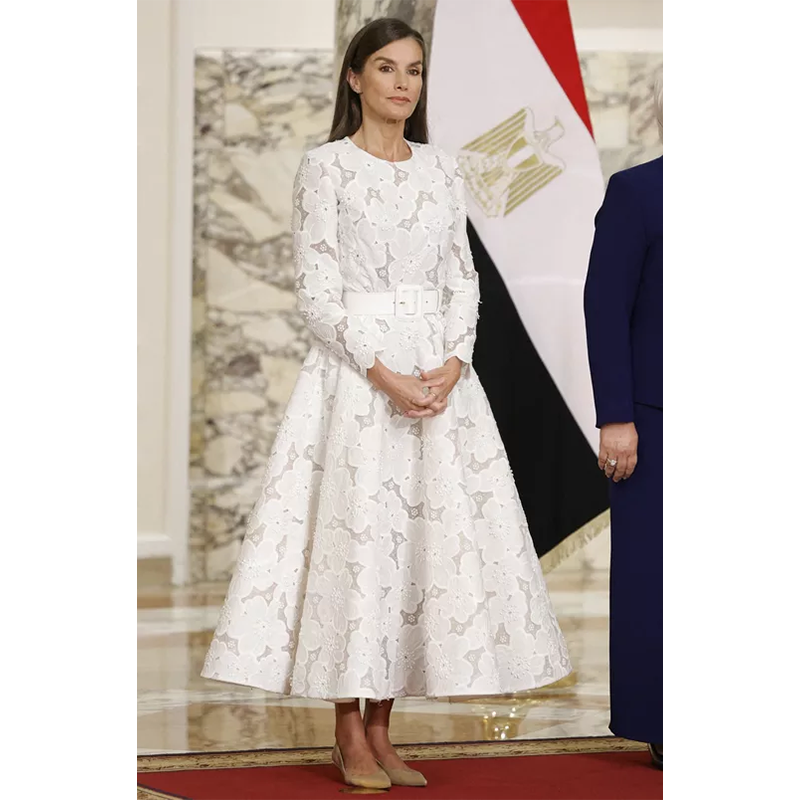 スペインのレティシア王妃、エジプト訪問で魅せた白コーデに称賛の声！