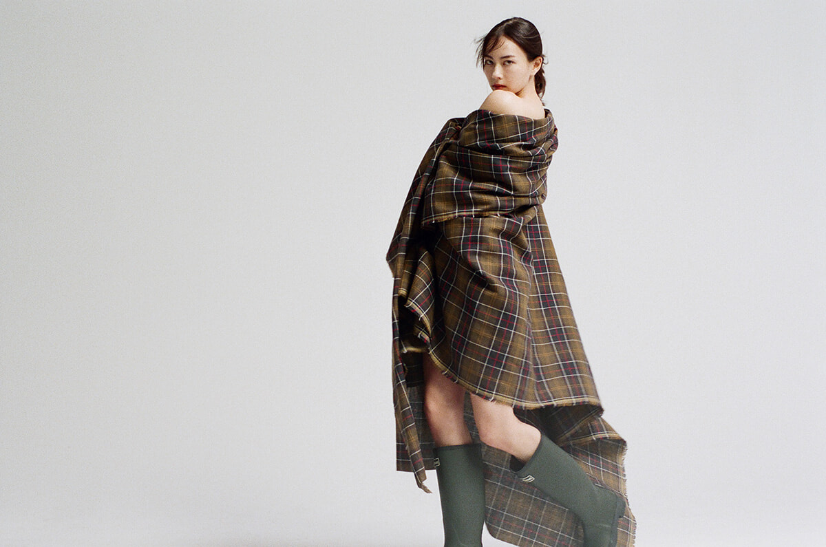 ローレン・サイを起用した、バブアーの魅力に迫る。