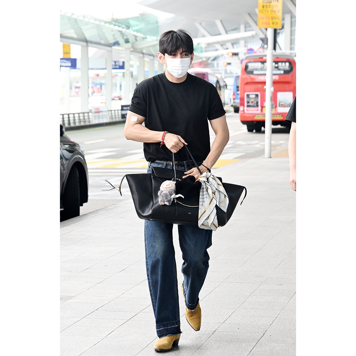 【BTSのVも愛用】セリーヌの新作バッグ「ニューラゲージ」を今季はヘビロテ！