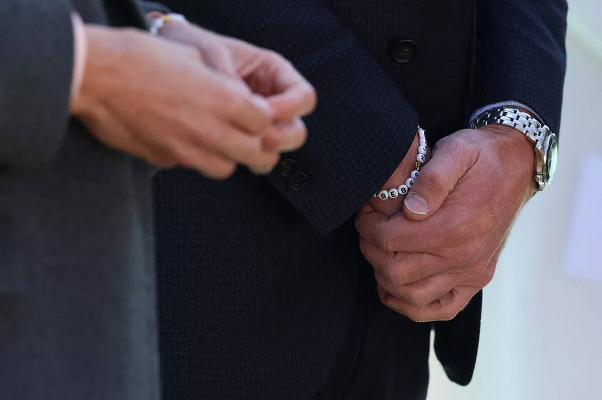 キャサリン皇太子妃とウィリアム皇太子、サウスポートでお揃いのブレスレットに刻まれた言葉とは？