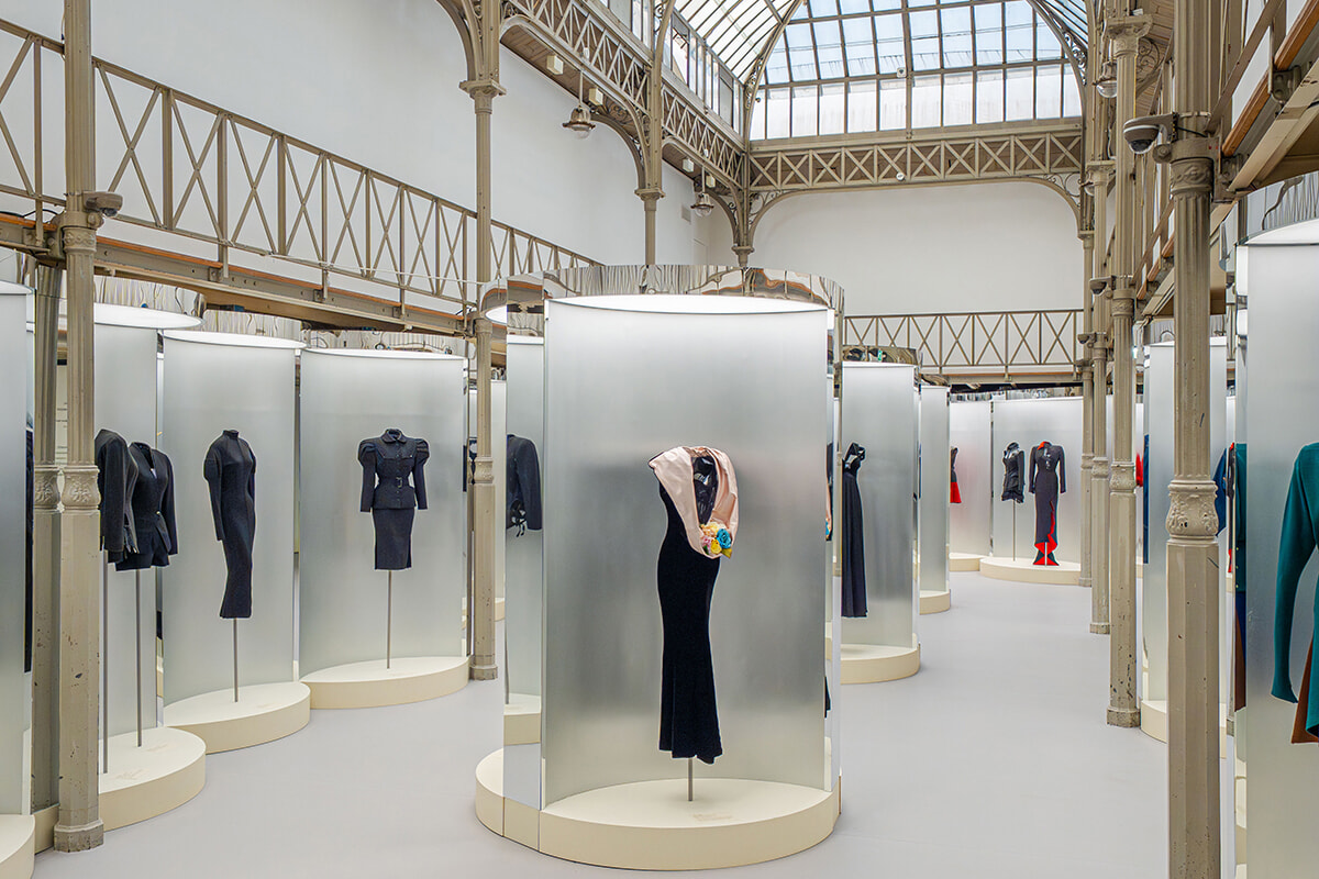 モードファン必見、伝説のアライア2003年コレクションに焦点を当てた展覧会が開催された。