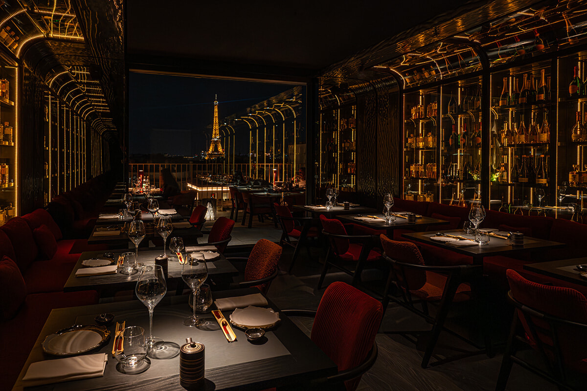 アクア・キョート、驚きの眺望と香港発の和食の新世界をシャンゼリゼ大通りの8階で。