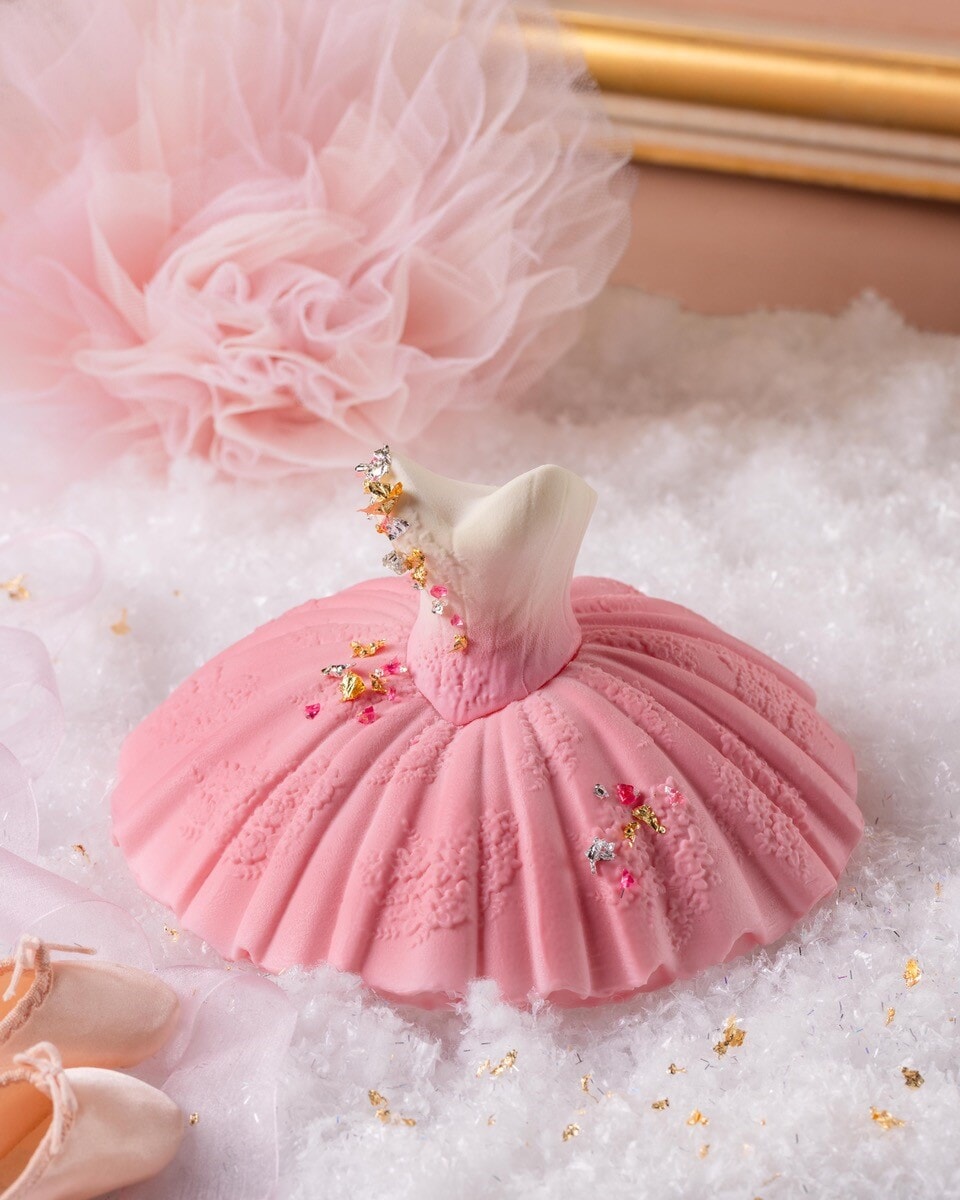 カフェ・ドゥ・ラ・ペのクリスマスマスケーキは、ローズ・アダージュのピンクのチュチュ！