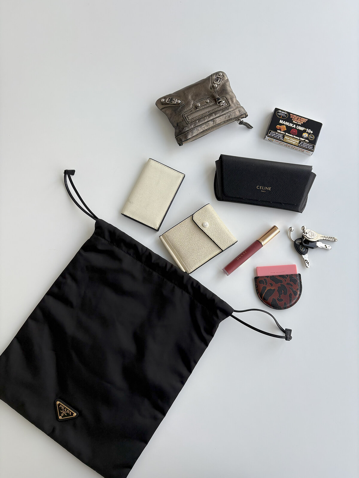 プラダが教えてくれる、二面性のエレガンス。