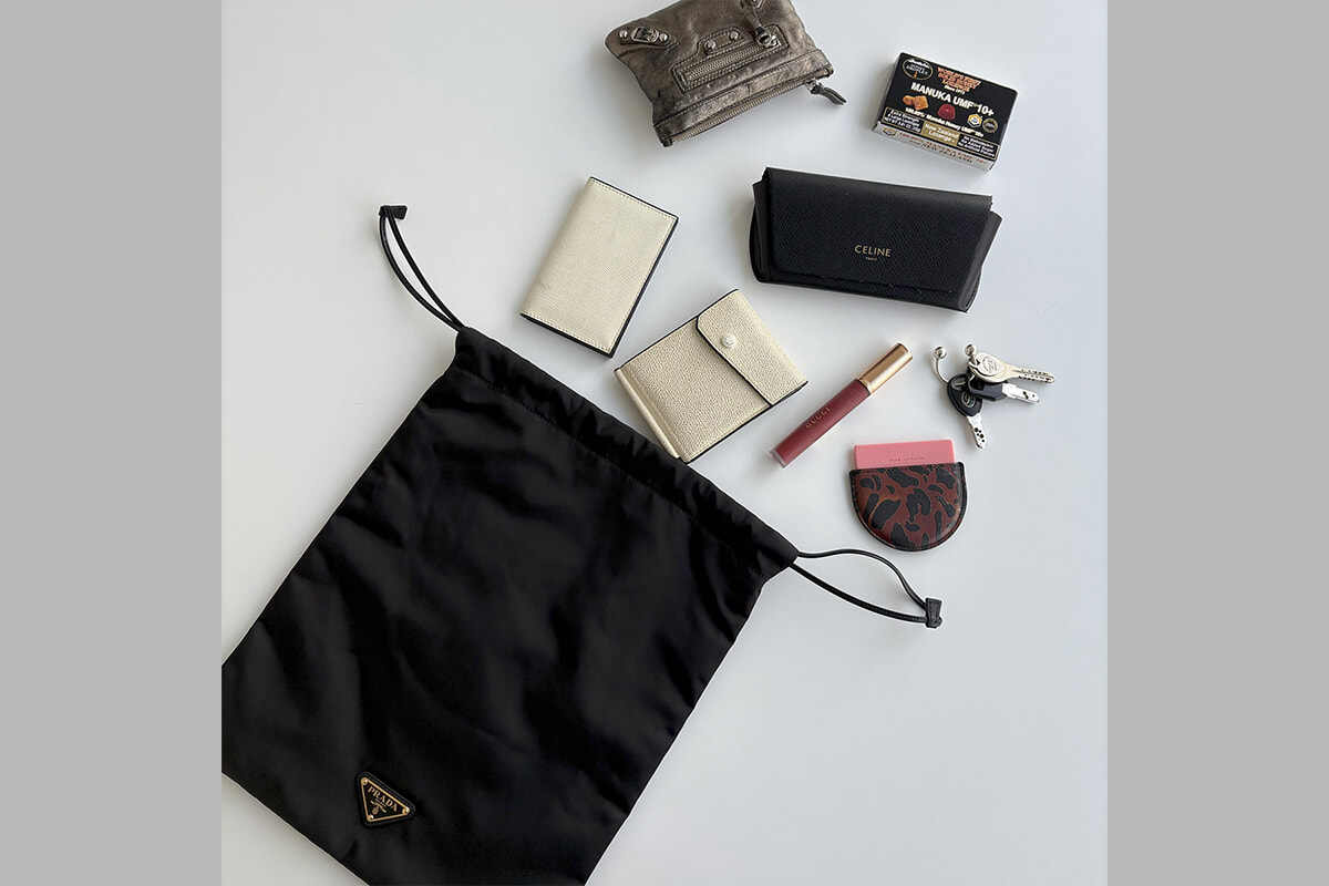 プラダが教えてくれる、二面性のエレガンス。