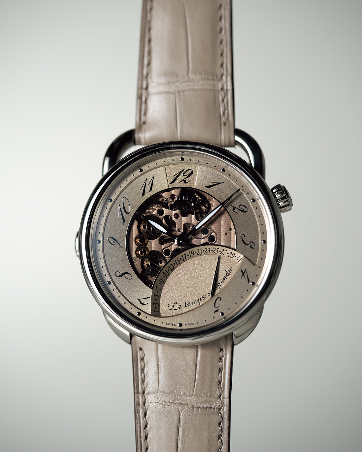 エルメスから、時を忘れさせる新作ウォッチ「アルソー タンシュスポンデュ」が誕生。