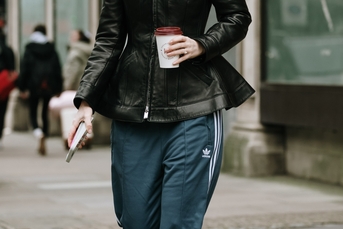 今年は「ブラウンのファージャケット」を主役に。合わせるのはスウェット？ ブーツ？｜海外スナップ8選