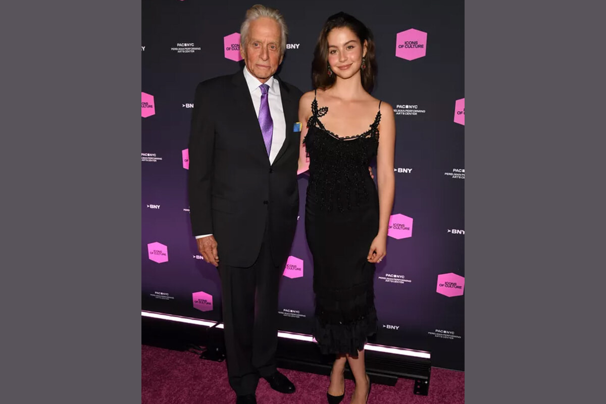 キャサリン・ゼタ＝ジョーンズとマイケル・ダグラスの娘、キャリスが20年前に母親が着ていたドレスを着て登場！