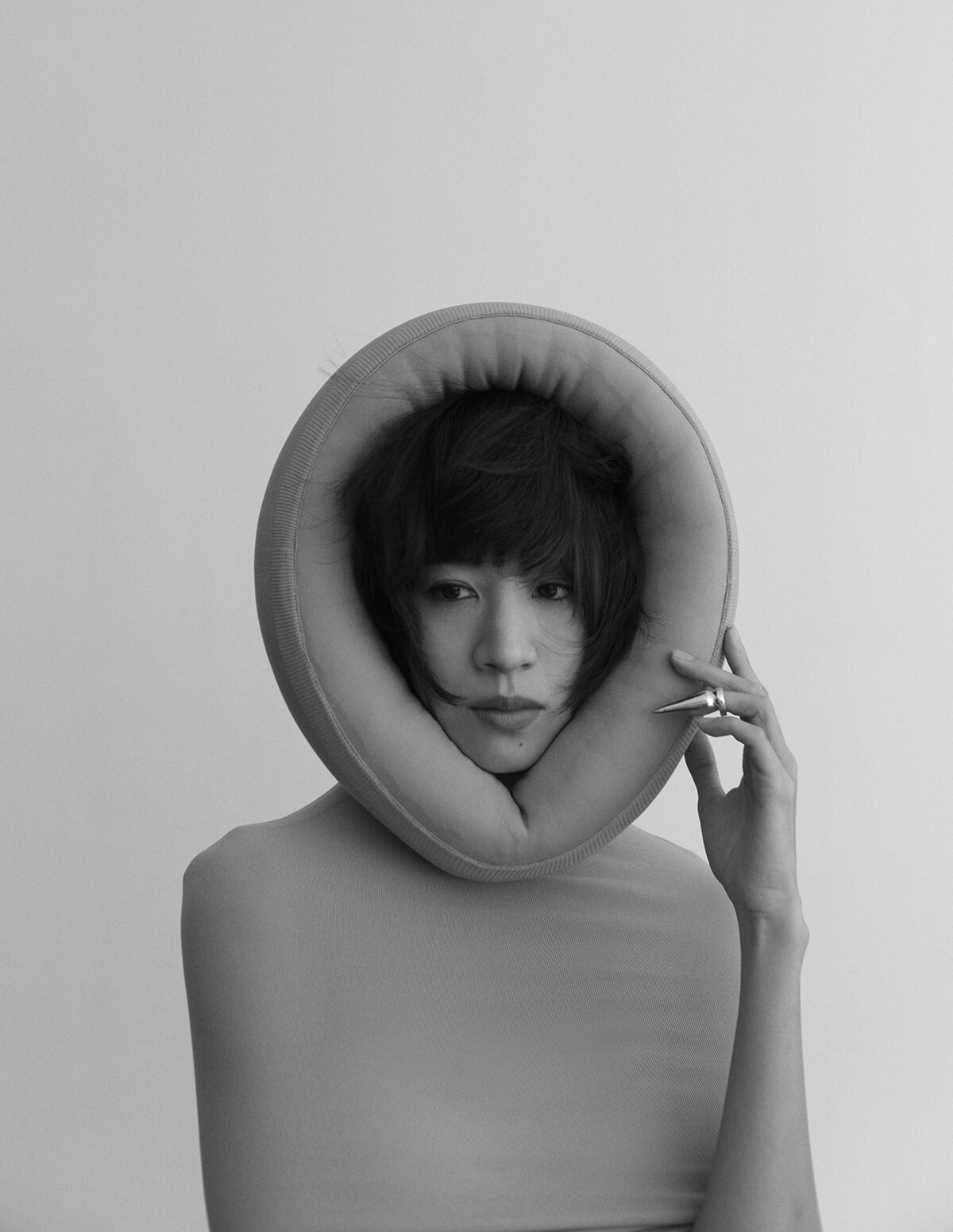 俳優の石橋静河、自由なシルエットで身体美を表現する。