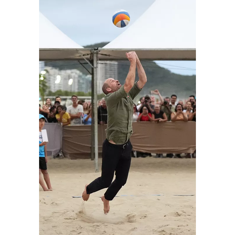 ウィリアム皇太子、裸足で全力でビーチバレーをする姿が話題に！