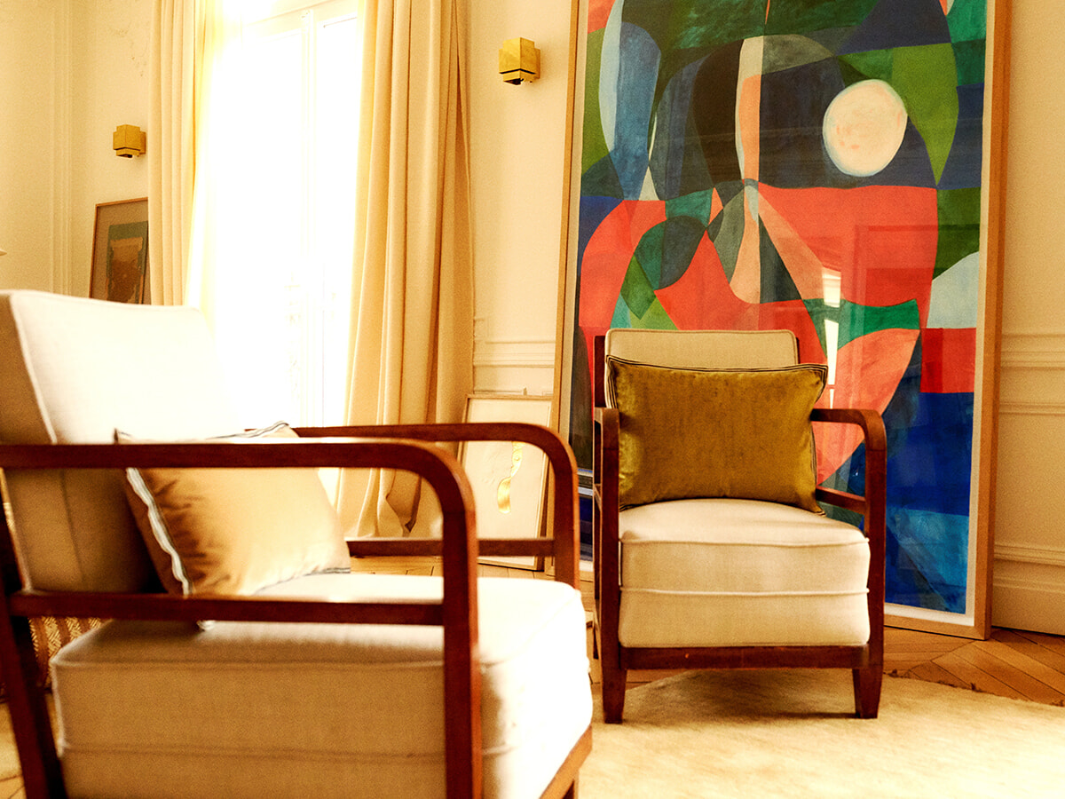 ヴィンテージ家具に囲まれた、パリジェンヌのインテリア術。