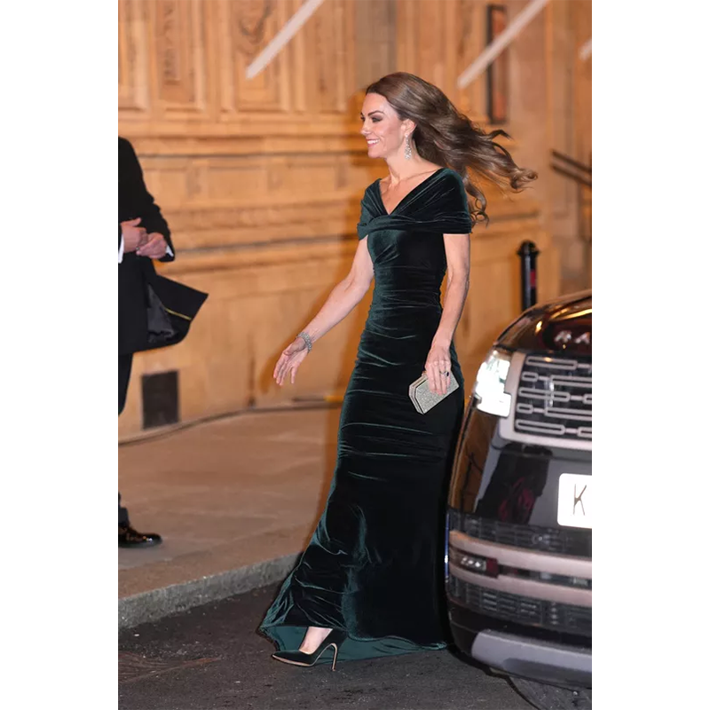 ベルベットのドレスをまとったキャサリン皇太子妃、ロンドンのレッドカーペットに華々しく復帰。