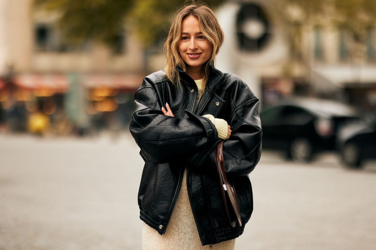この冬のレザージャケットは、オーバーサイズ or ボア付きで選ぶ。｜海外スナップ6選