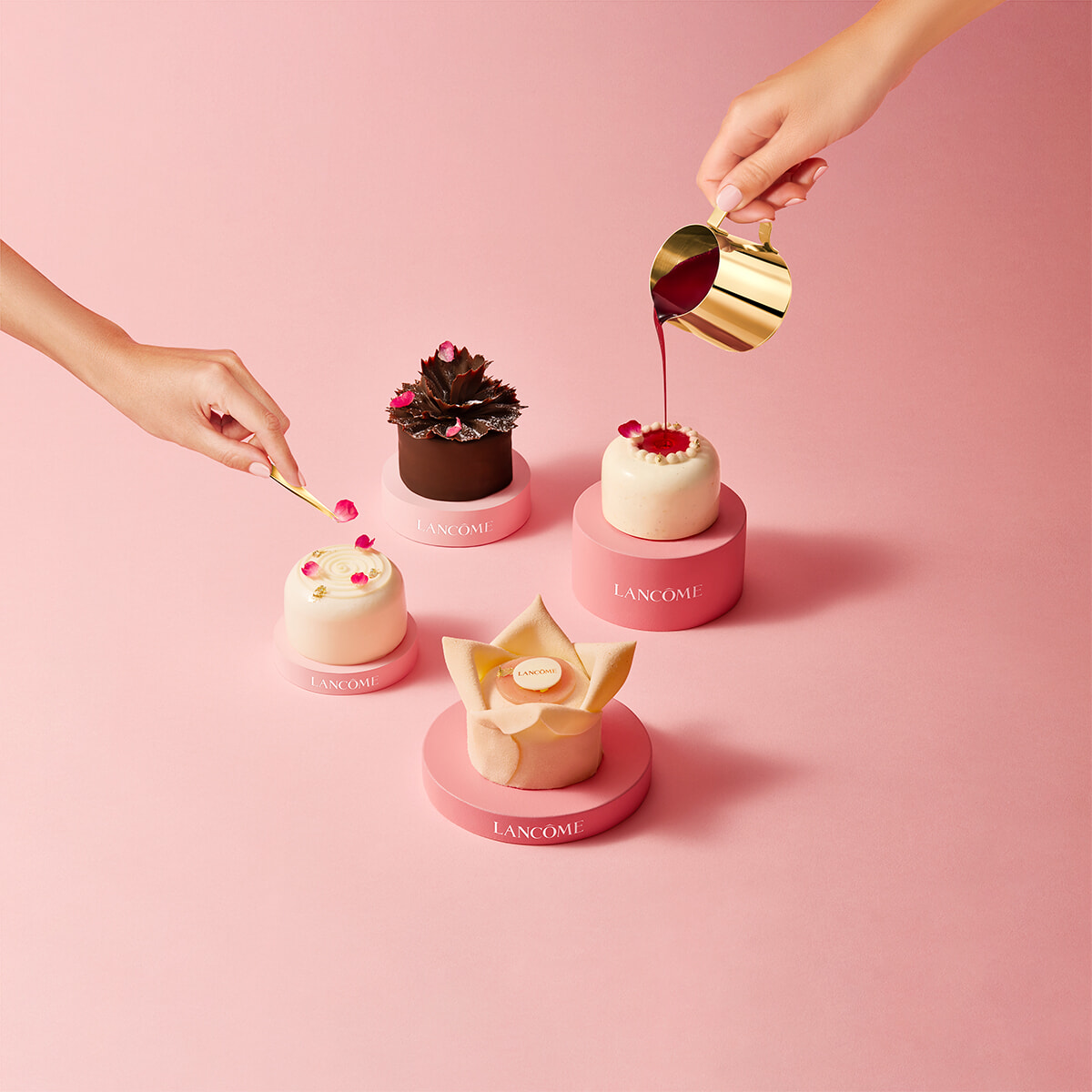 シャンゼリゼ通り、ランコムのカフェ・ドゥ・ラ・ローズで限定パティスリーを。