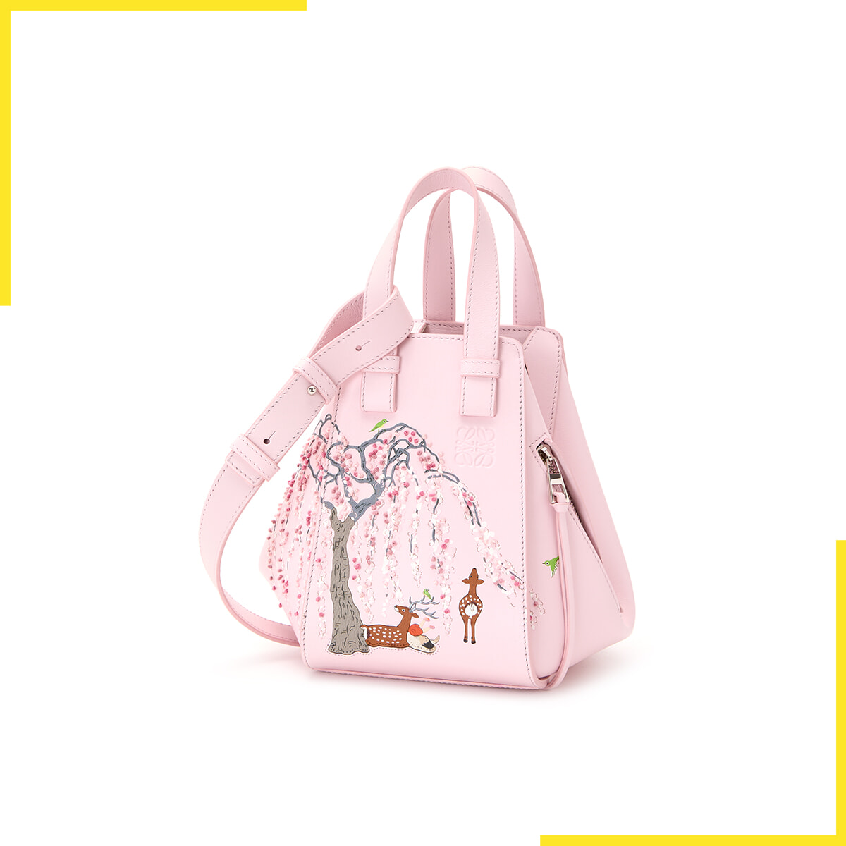 ワンポイントで開運を引き寄せる！ 1月のみずがめ座は花モチーフで着飾って。【星座別ラッキーアイテム占い】