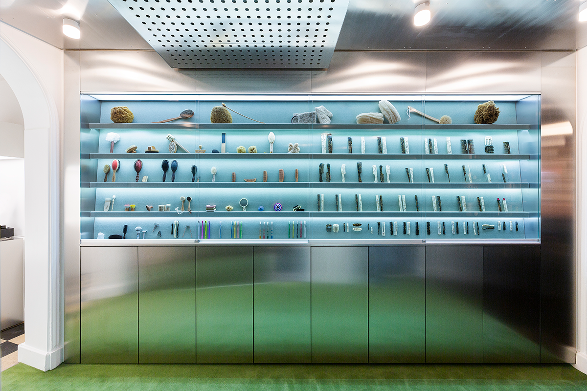 ビュリーのパリ6号店、未来に続くシルバーの廊下を渡って時間の旅を。