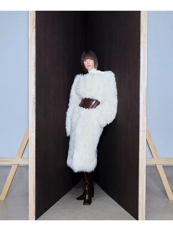 2026年のカラーにも選ばれた「クラウドダンサー」を着こなして。