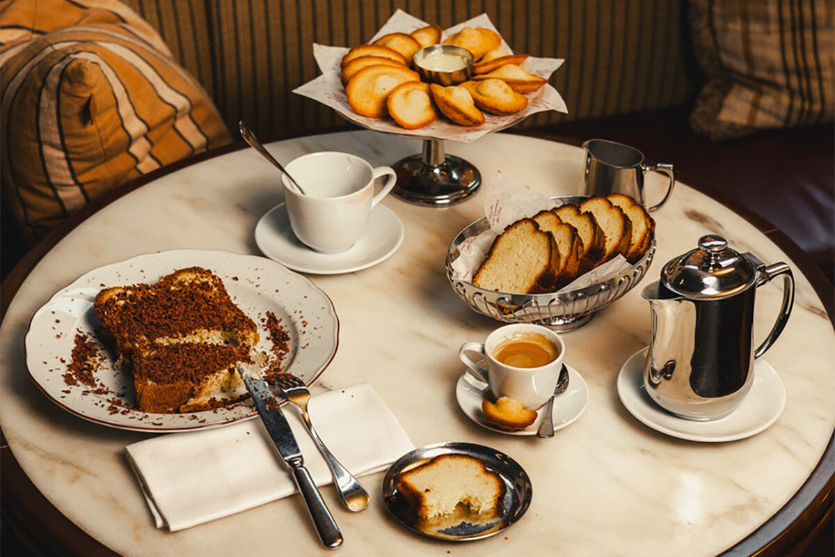 地下鉄リュ・ドゥ・バックの駅前、ホテルに秘められたアネットでティータイム。