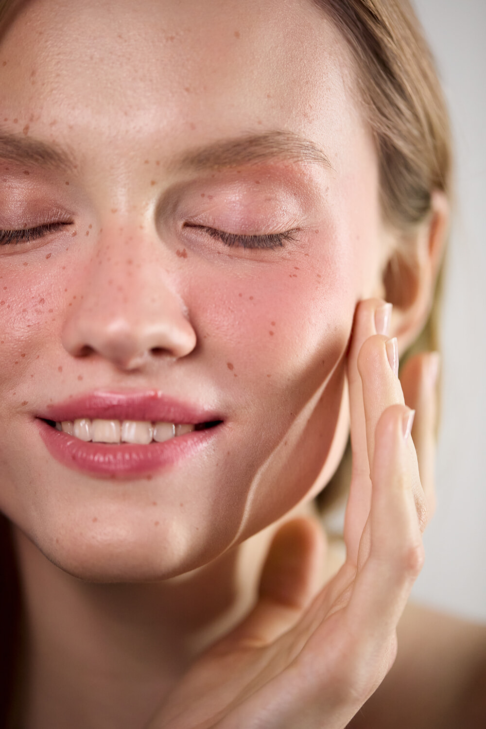 凹み印象の顔を、メイクテクニックでカバーする方法は？