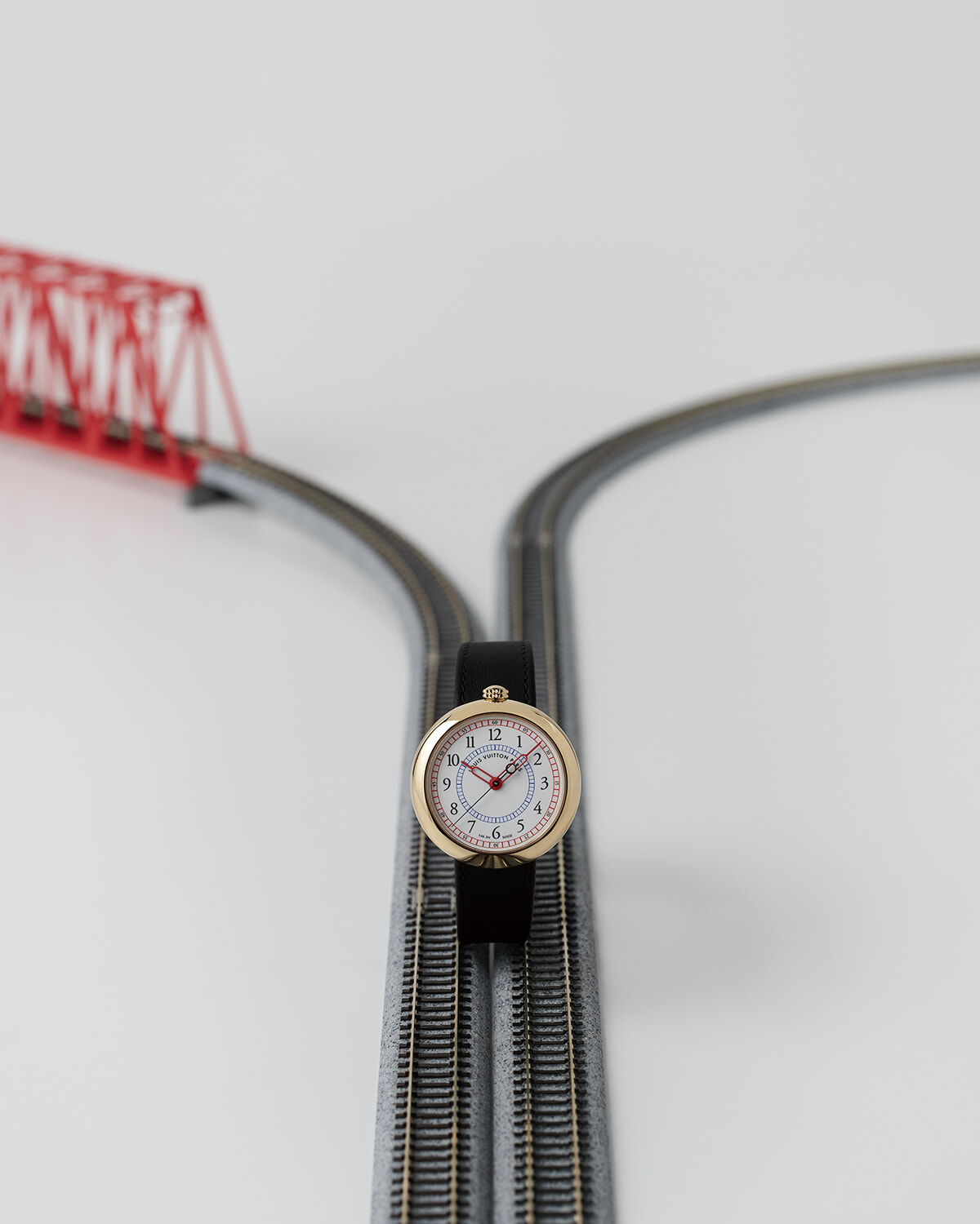 時計愛好家たちの間で話題。ルイ・ヴィトンの新作ウォッチ「ルイ・ヴィトン モントレー」とは？