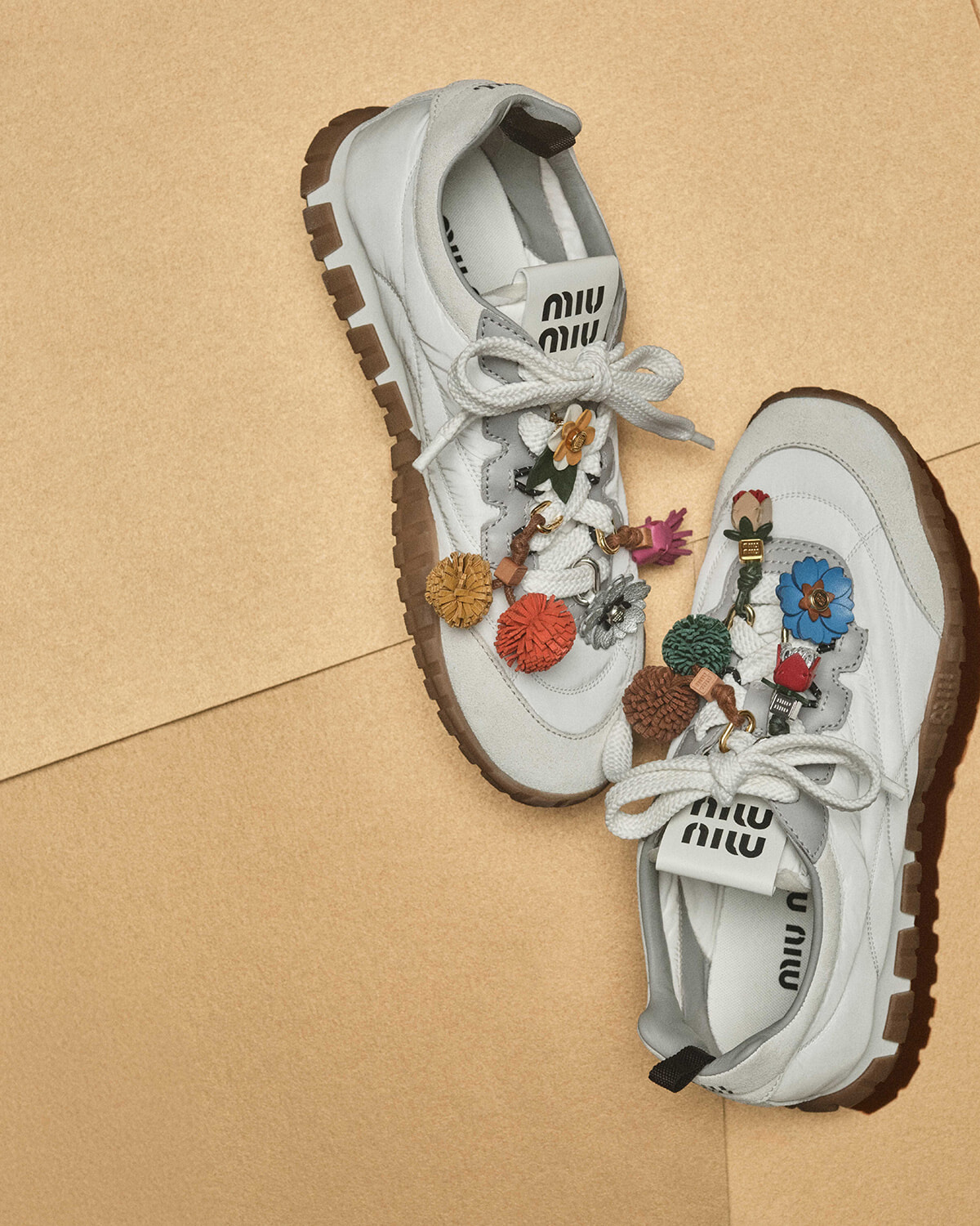 ミュウミュウのカスタマイズが楽しいスニーカーやワークウエアに夢中！