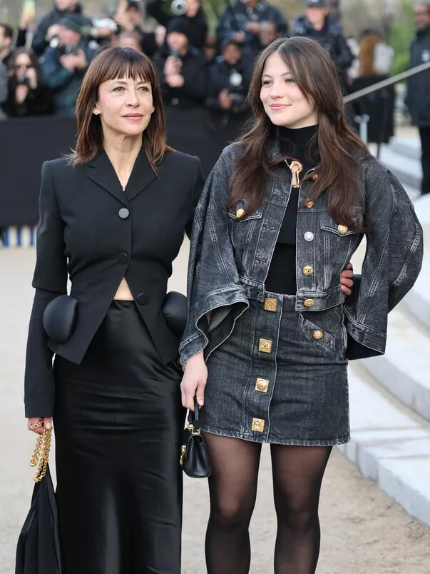 ソフィー・マルソーと娘のジュリエット、スキャパレリのショーに珍しくふたりで登場！