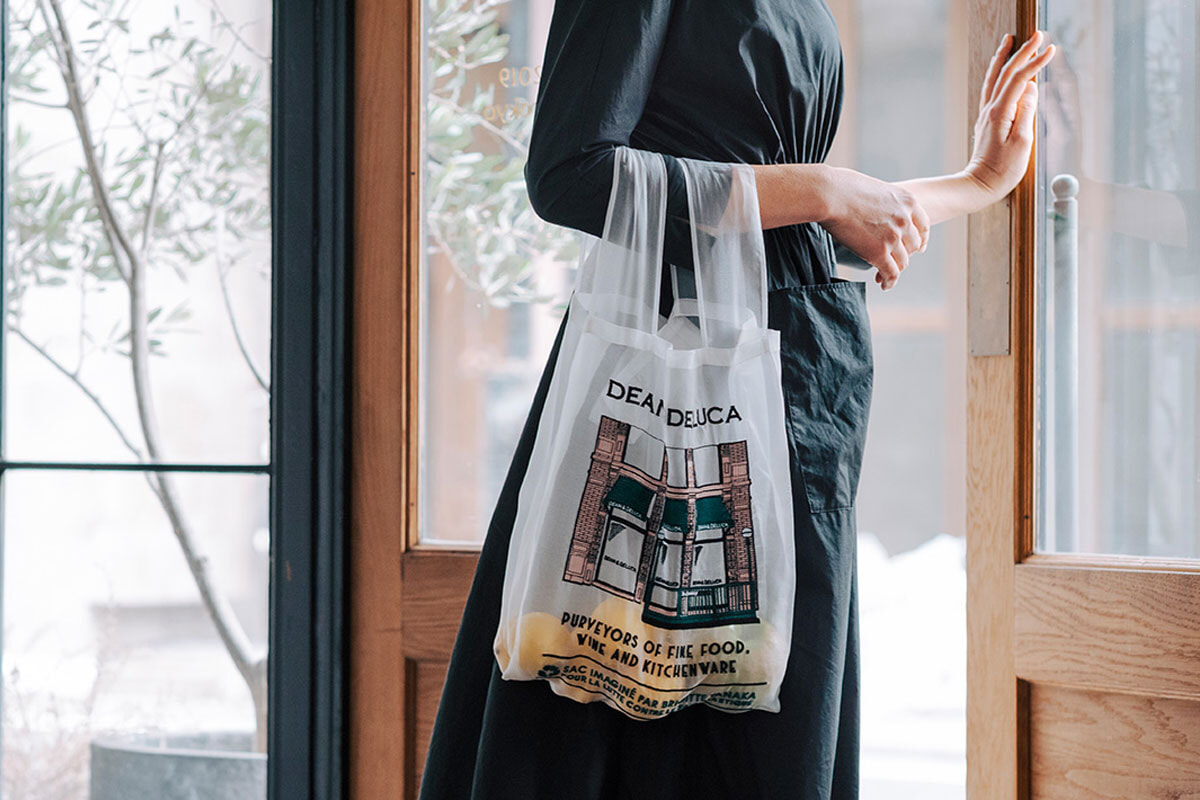 【ディーン＆デルーカ×ブリジットタナカ】のオーガンジーバッグがオンライン限定で登場。