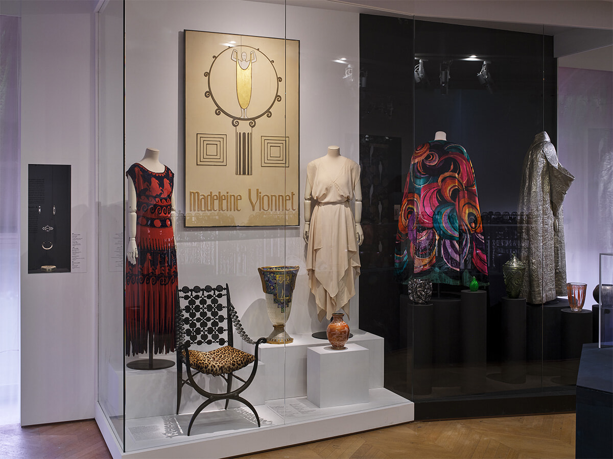 装飾美術館のアール・デコ100周年展で、1925年の室内装飾とモード。