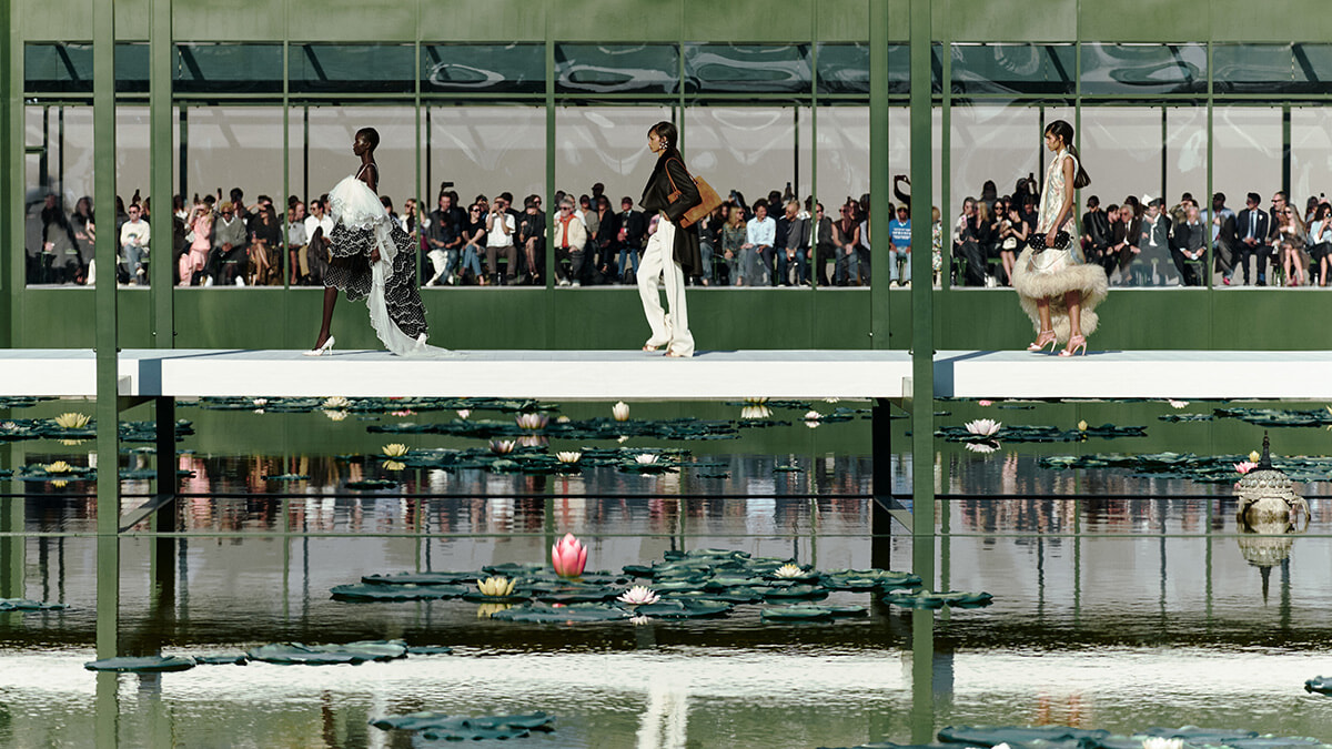 チュイルリー公園に出現したミニ庭園が舞台。 ディオール 2026-2027年 秋冬 コレクション。