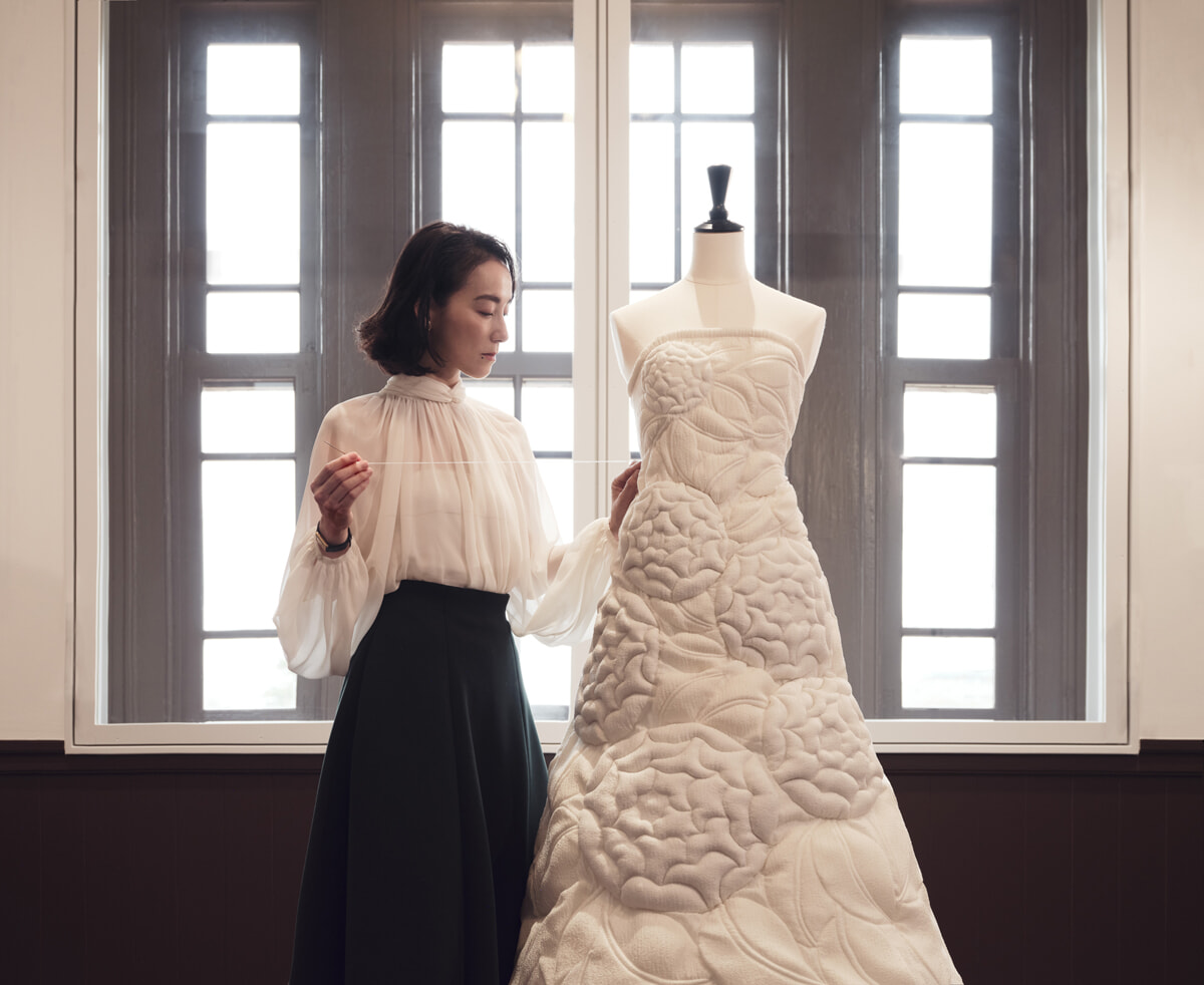 華麗なフランス装飾の世界へ。篠原ともえが『ルネ・ラリック展』のためにドレスを制作。