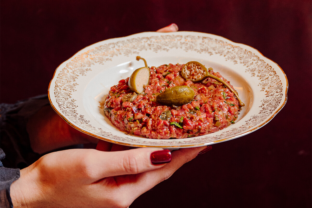 舌平目のムニエルからビーフ・タルタルまで。ベルエポック薫る「ル・マレスキエ」で現代のブラッスリー体験。