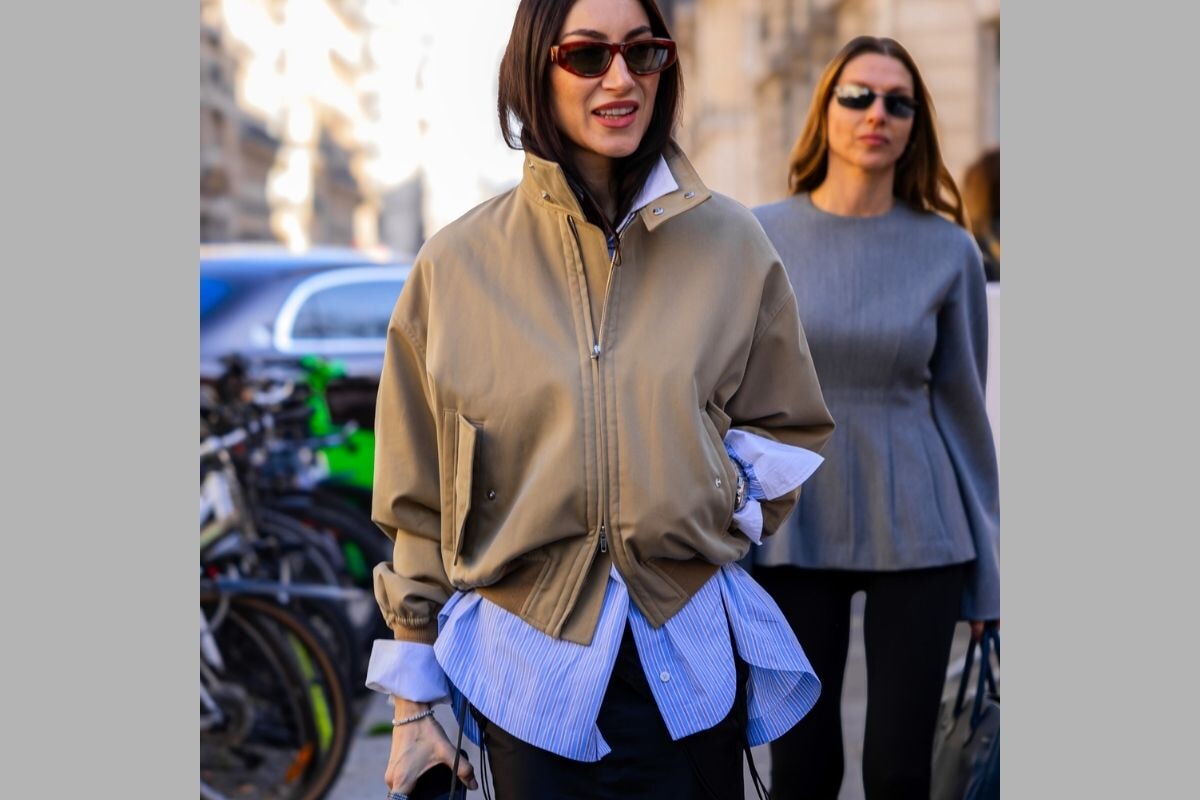 【2026】春アウターの正解は？トレンドはショートトレンチから淡色ナイロンまで。海外スナップ20人のリアルクローズ。
